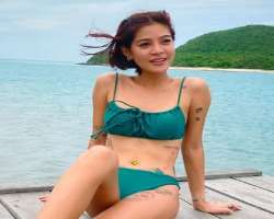 The actress has piercing in her belly button.